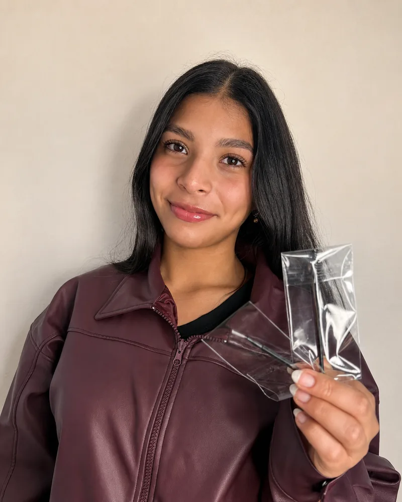 Modelo Loreanny después de lash lifting y diseño de cejas