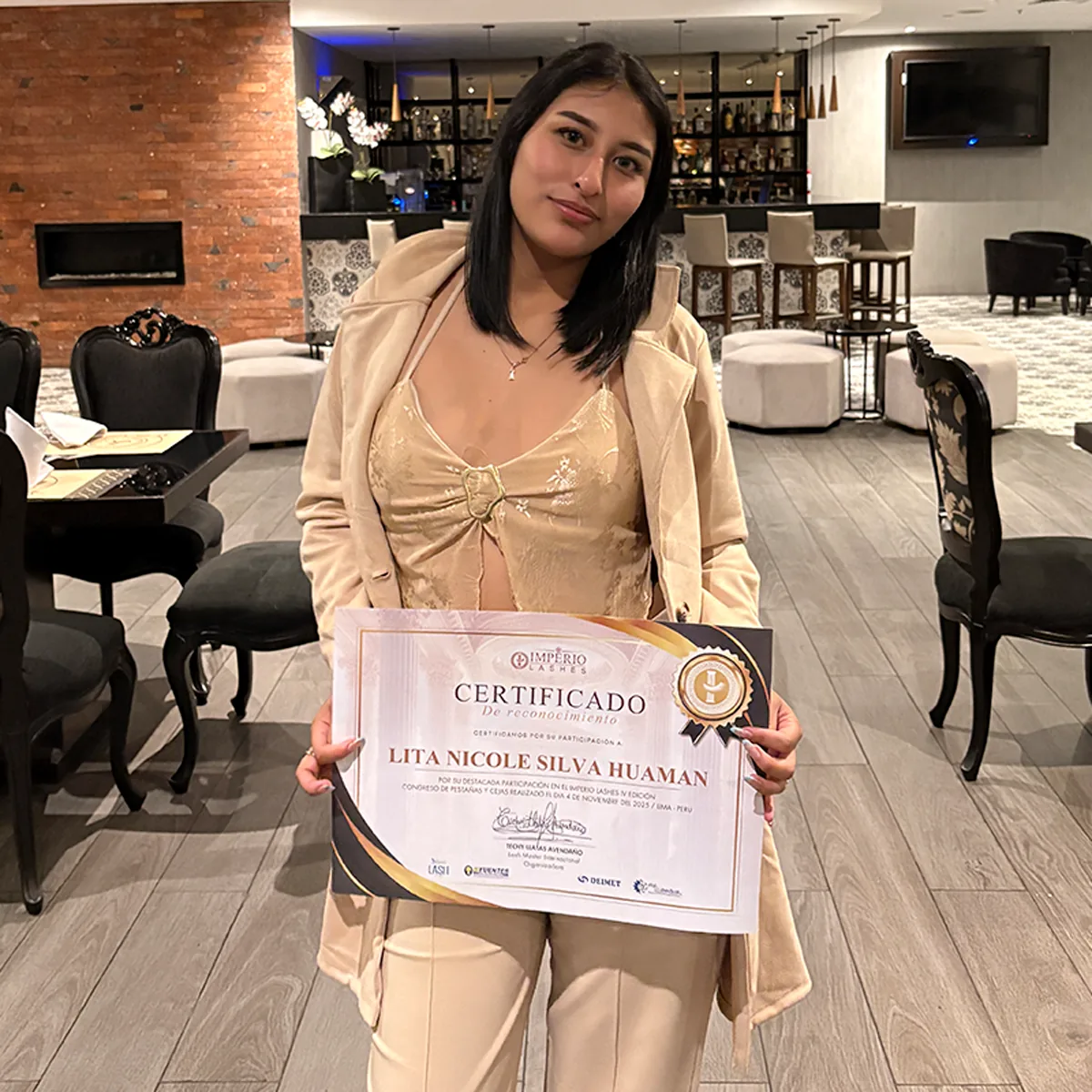 Alumna durante una certificación técnica de Imperio Lashes